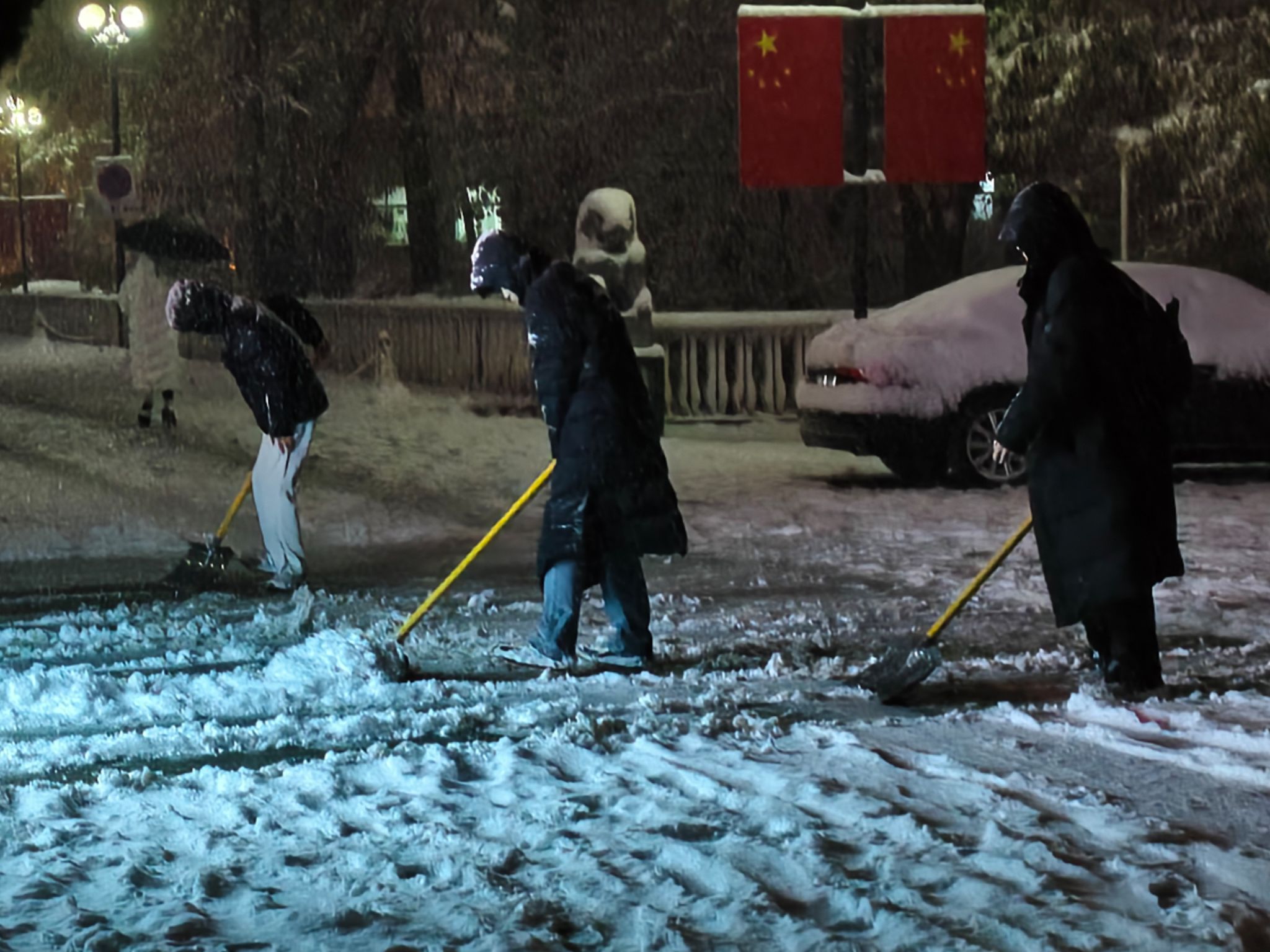 今年会官网学生开展义务扫雪除冰行动
